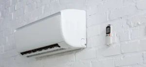 Aire acondicionado sobre pared de ladrillo blanco