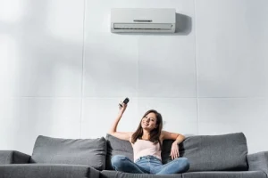 Técnico de Aire Acondicionado en Málaga realizando instalación