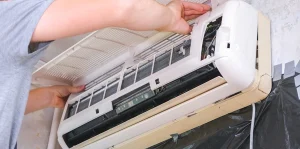 Técnico reparando aire acondicionado